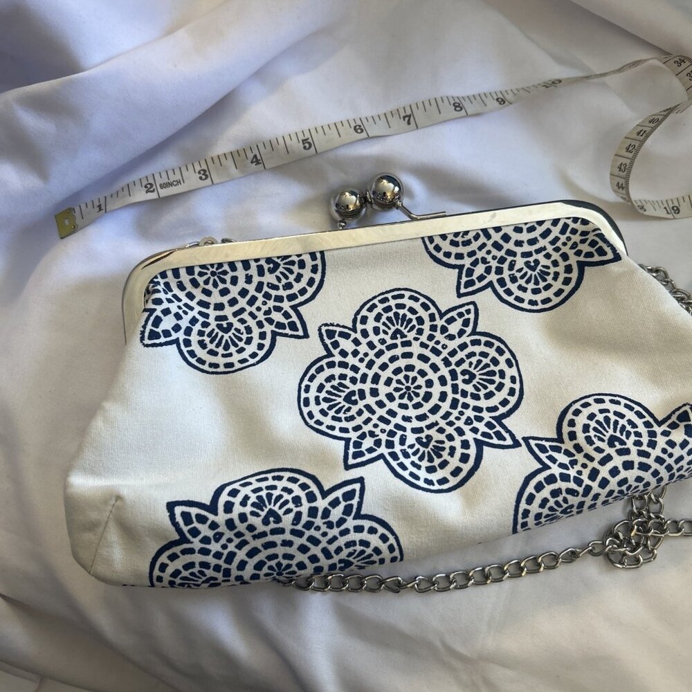 Donna Dixon Handbag Purse Blue Shoulder Crossbody Chain Straps Canvas Kiss Clasp